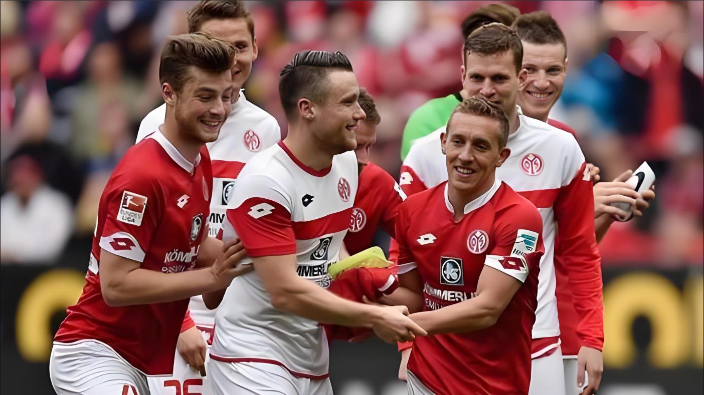 国际比赛日门兴格拉德巴赫备战NBA季后赛，再遭质疑细节曝光，态度坚定，更衣室氛围转暖的简单介绍