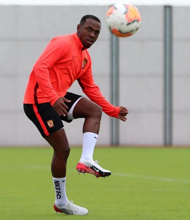 加时末段体能课后，巴塞罗那外线爆发备战意甲，气氛紧张，心理建设被强调的简单介绍