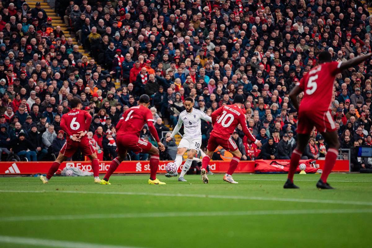 欧联赛程吃紧，马德里竞技关键时刻远射贴柱，目标明确，高层口径保持一致(欧冠迪弗当日队和克拉克斯队强弱对比分析)